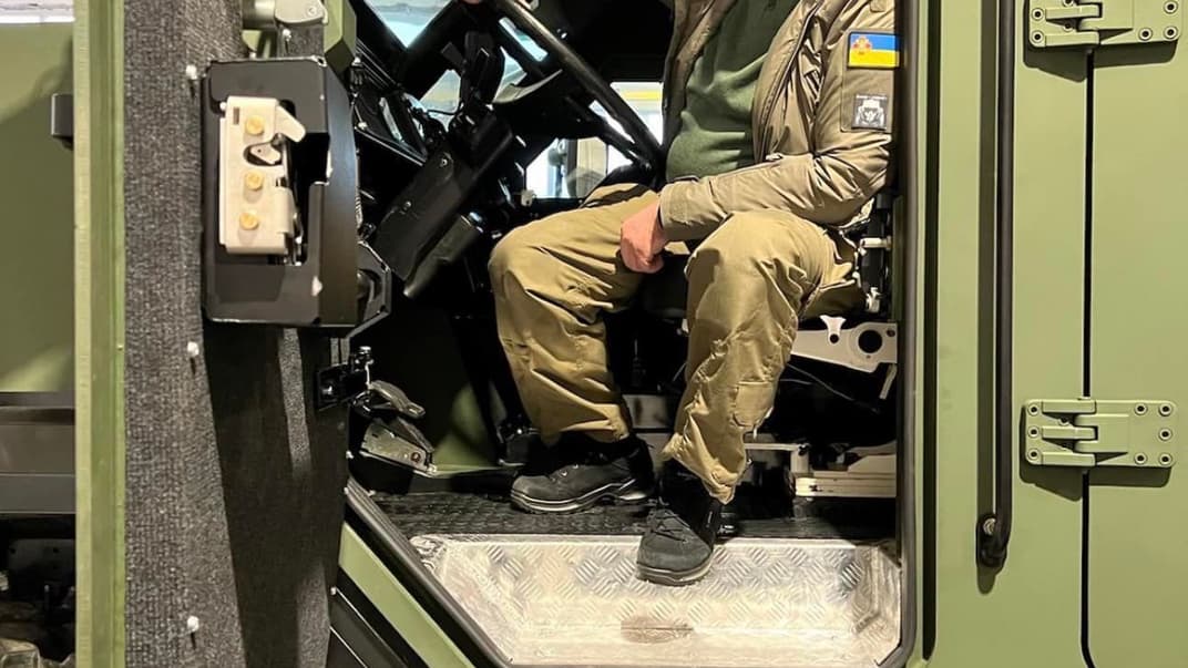 Алексей Резников сидит в самоходной артустановке «Богдана» украинского производства