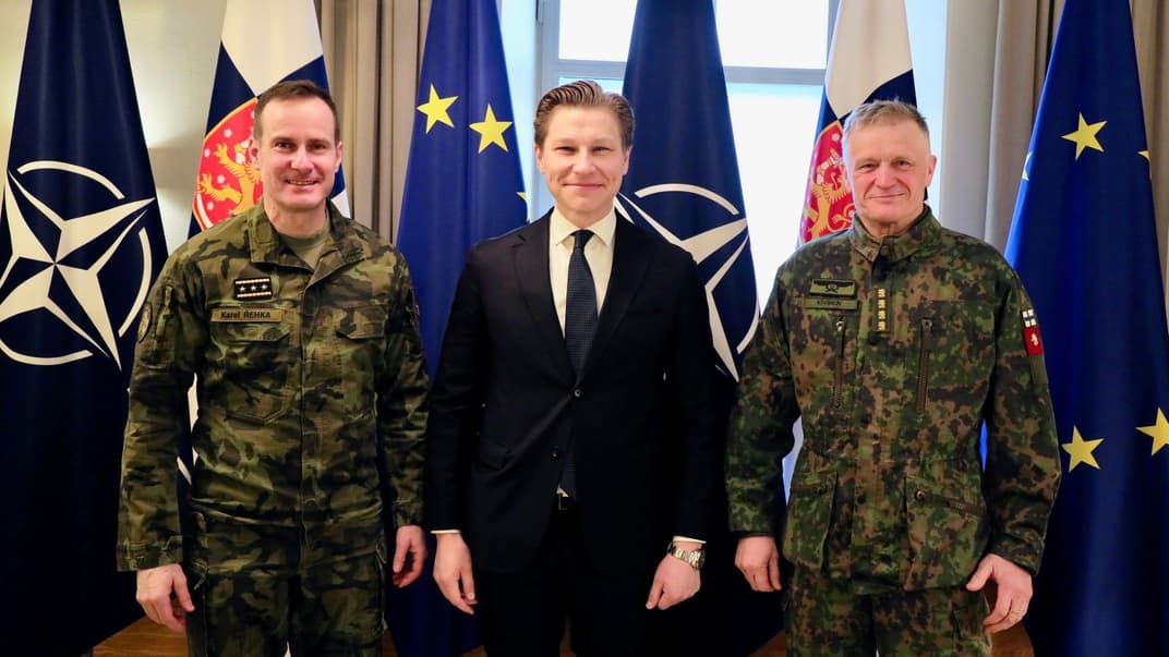 Міністр оборони Фінляндії Антті Хааккянен (посередині) на зустрічі з командувачем Збройних сил Чехії