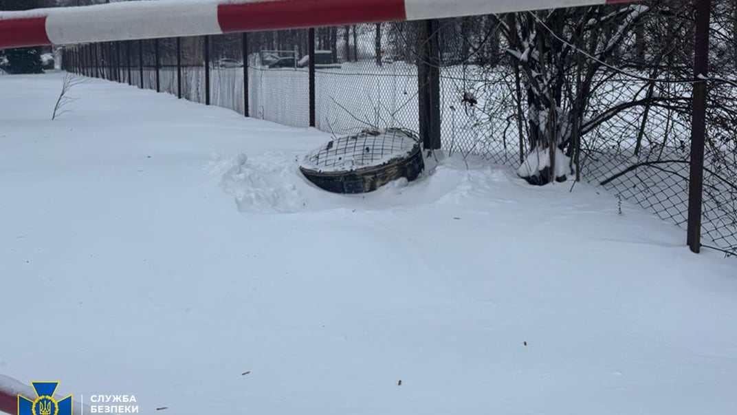 Обломки баллистической ракеты «Орешник», которой россияне ударили по Львову, 9 января 2026 года