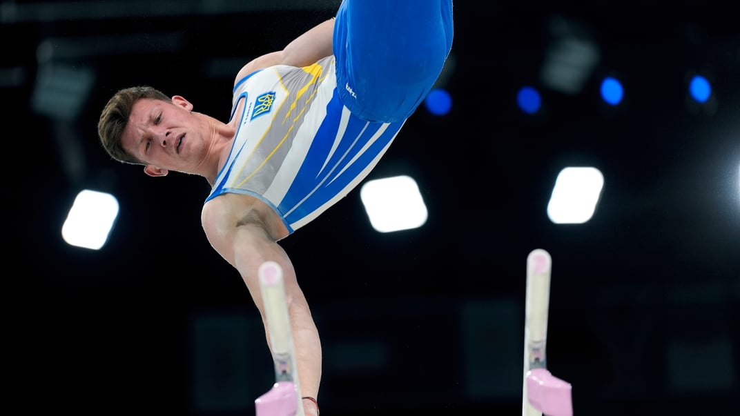 Украинский гимнаст Илья Ковтун выполняет упражнения на параллельных брусьях на Олимпиаде в Париже, 5 августа 2024 года