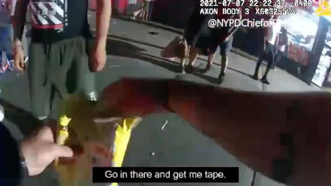 Полицейский из Нью-Йорк Рональд Кеннеди спас жизнь человеку, которого ударили ножом в грудь, с помощью пакета из-под чипсов и клейкой ленты