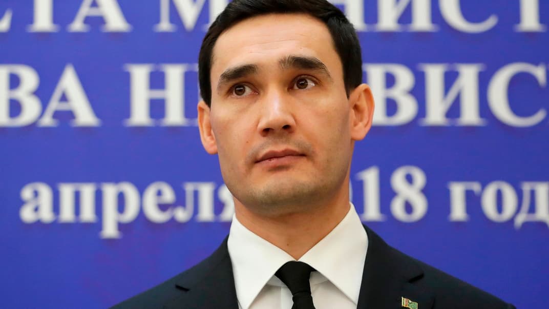 Тогдашний министр иностранных дел Туркменистана Сердар Бердымухамедов рассматривает вопросы работы Совета глав министров иностранных дел стран СНГ в Минске, Беларусь, 6 апреля 2018 года