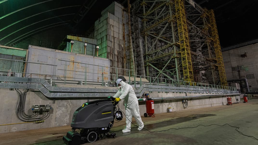 Иллюстративная фотография. Работник ЧАЭС убирает у подножия объекта «Укрытие», ноябрь 2023 года