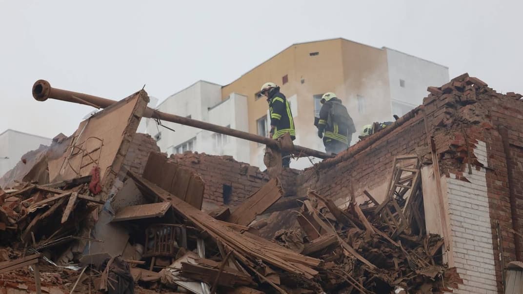 Спасатели работают на месте попадания в Харькове, 6 октября 2023 года