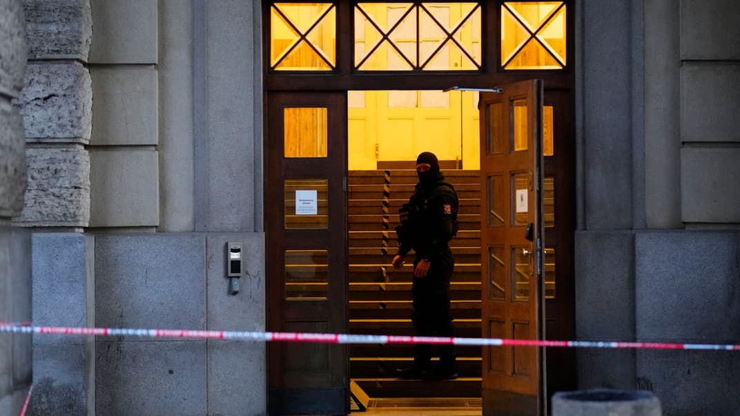 Полицейский стоит возле здания философского факультета Карлова университета в Праге, Чехия, 22 декабря, 2023 года