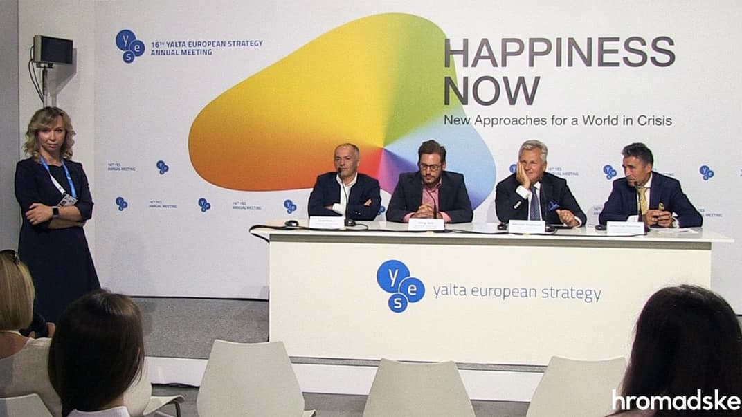 Зліва направо: Віктор Пінчук, Джордж Вард, Александр Квасневський та Андерс Фоґ Расмуссен презентували «Всесвітнє дослідження щастя та політичних вподобань», 12 вересня 2019 року