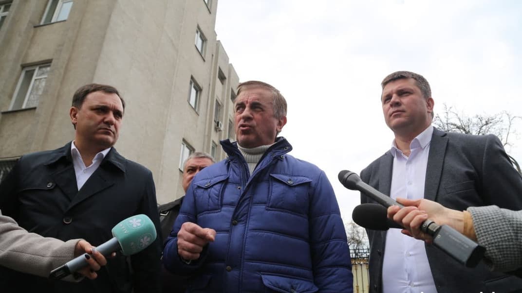 Експерт Юрій Дудкін (посередині) біля будівлі ізолятора СБУ, 14 квітня 2021 року