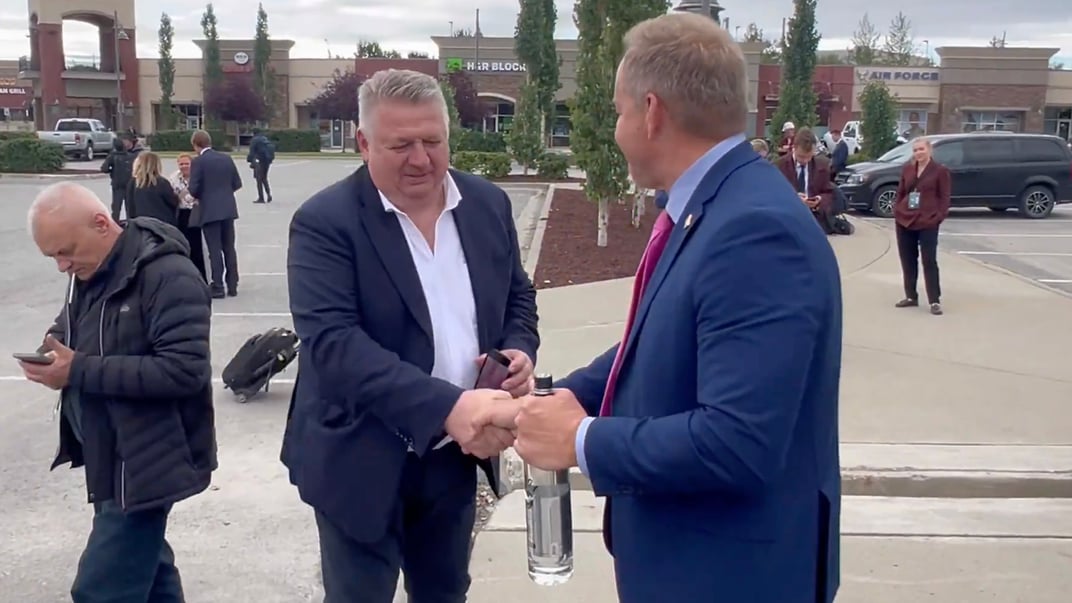 Американський кореспондент Браян Гленн дякує російському журналісту за подаровану пляшку горілки