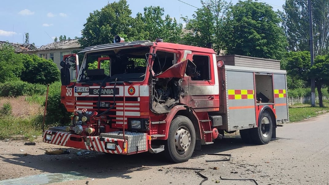 Поврежденный автомобиль ГСЧС в результате удара рф