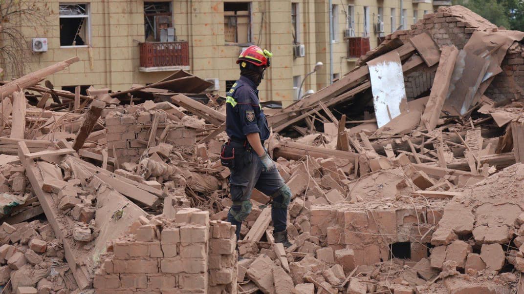 Рятувальники працюють на місці влучання в Харкові, 6 жовтня 2023 року