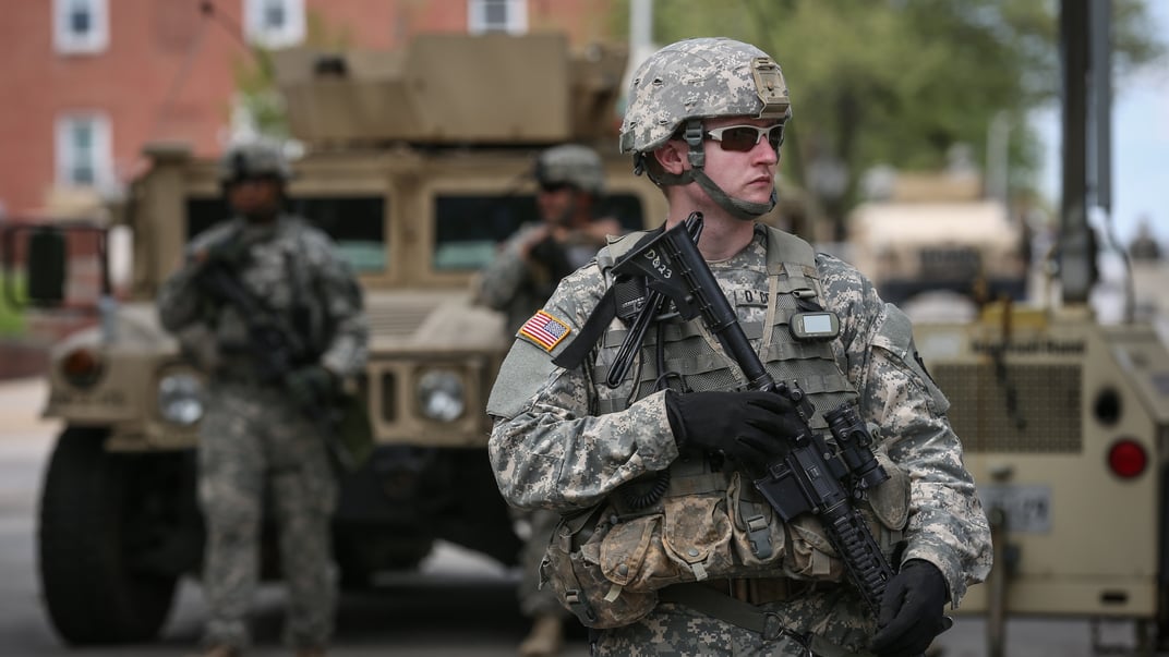 Національна гвардія США біля будівлі мерії Балтимора під час протестів через смерть Фредді Греяє, штат Меріленд, 30 квітня 2015 року