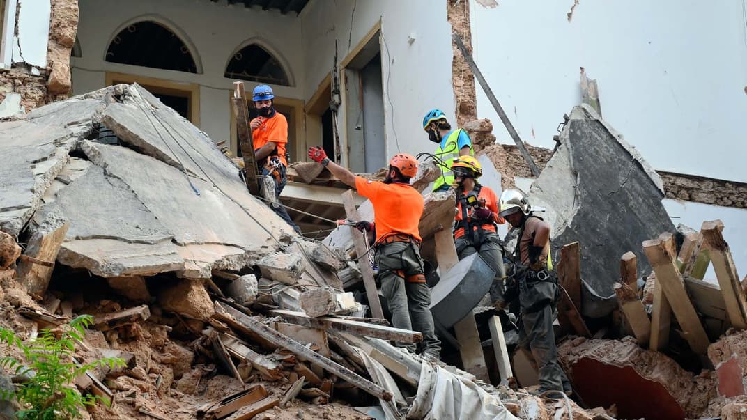 Разбор завалов, оставшихся от одного из домов в Бейруте в результате взрыва 3 сентября 2020 года