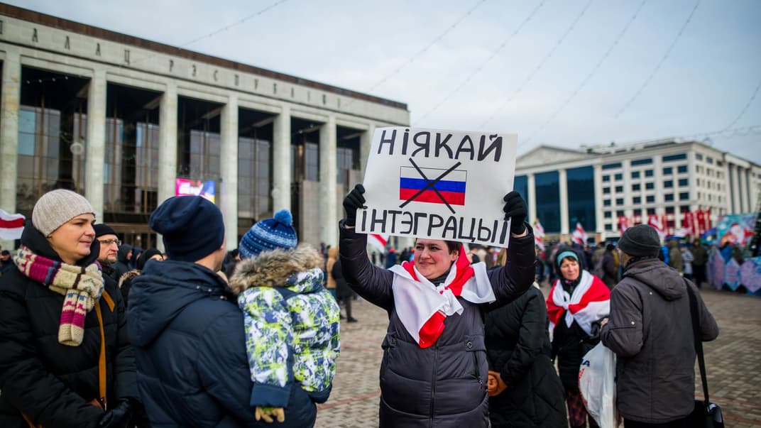 Мітингувальники в Мінську протестують проти інтеграції Білорусі з Росією.