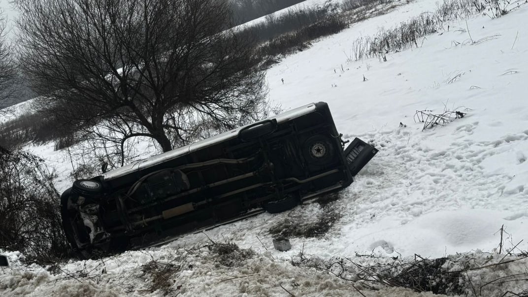 Мікроавтобус, що перекинувся на Закарпатті