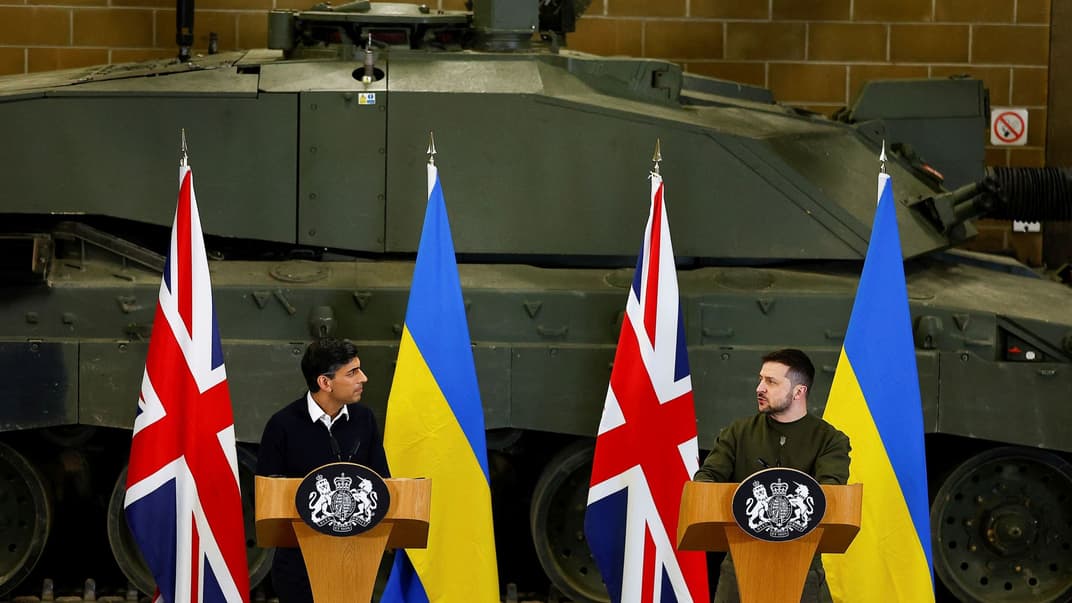 Премьер-министр Великобритании Риши Сунак и президент Украины Владимир Зеленский во время пресс-конференции на военном объекте в Лулворте, Англия, 8 февраля 2023 года
