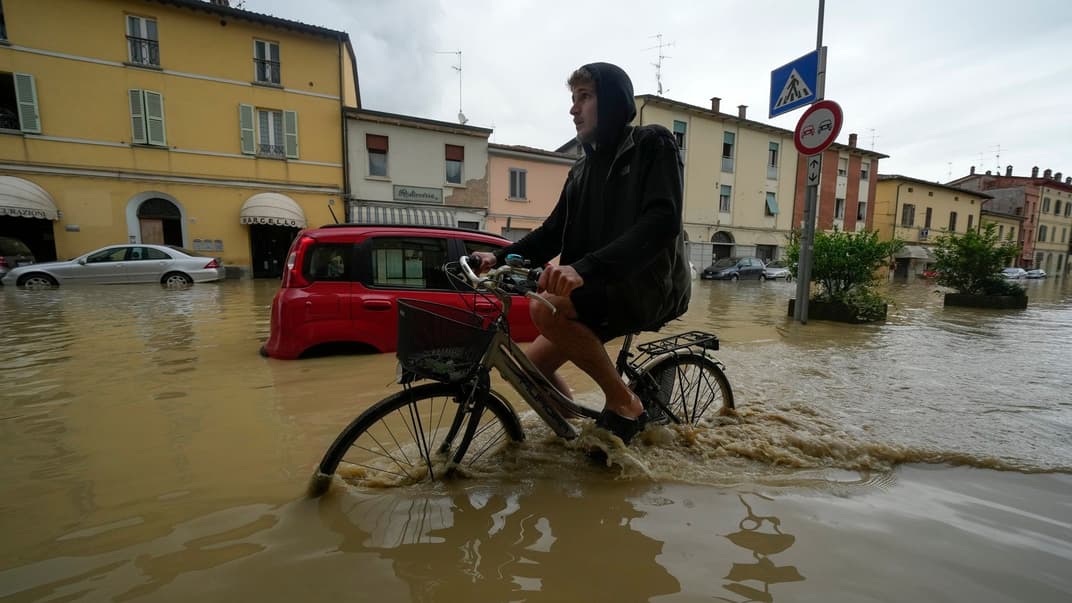 Велосипедист едет по затопленной улице в коммуне Кастель-Болоньезе, Италия, 17 мая 2023 года