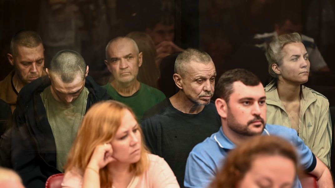 Украинские военные, попавшие в плен во время боев, сидят в стеклянной клетке во время заседания в Южном окружном военном суде в Ростове-на-Дону, россия, 14 июня 2023 года