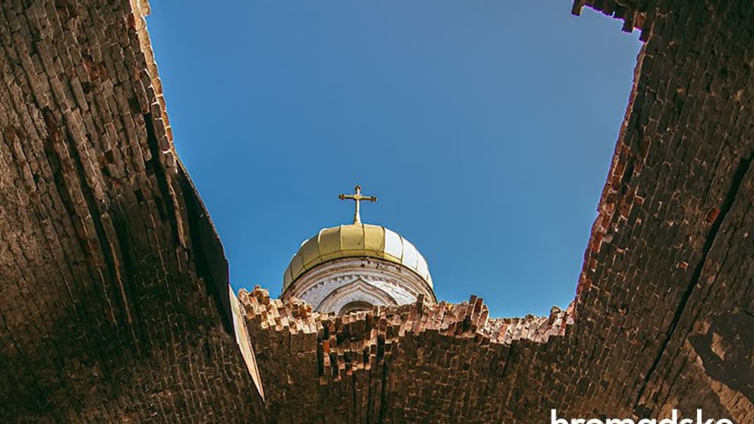 путін захищає «рускій мір» руйнуванням церков, зокрема й тих, які підпорядковані московському патріархату. Зруйнована Вознесенська церква в селі Лукашівка Чернігівської області