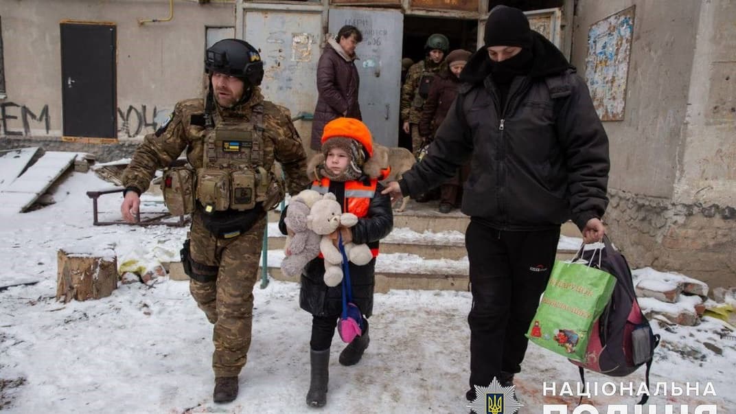 «Білі Янголи» евакуювали вагітну мешканку Бахмута та її доньку