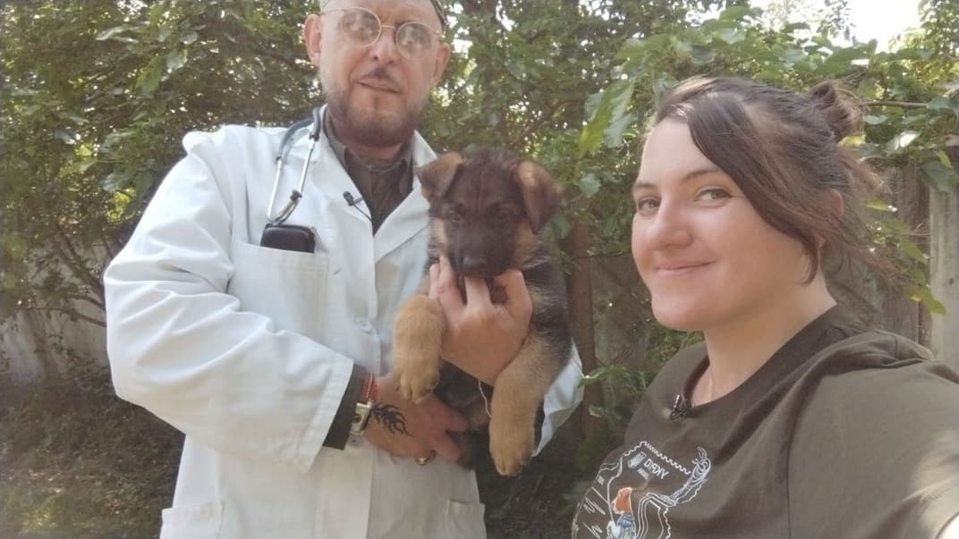 Журналістка hromadske Мар'яна П'єцух та головний лікар військового шпиталю ветеринарної медицини Кирило Чумаков