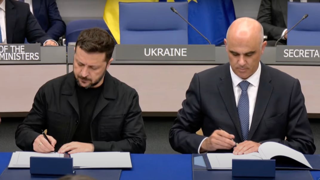 Президент України Володимир Зеленський та генеральний секретар Ради Європи Ален Берсе підписують угоду про створення Спецтрибуналу щодо злочину росії