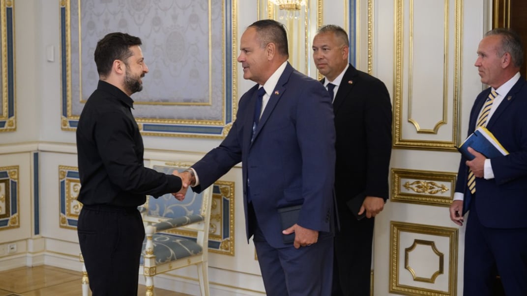 Президент України Володимир Зеленський під час зустрічі з віцепрезидентом компанії Raytheon Джозефом Деантоною