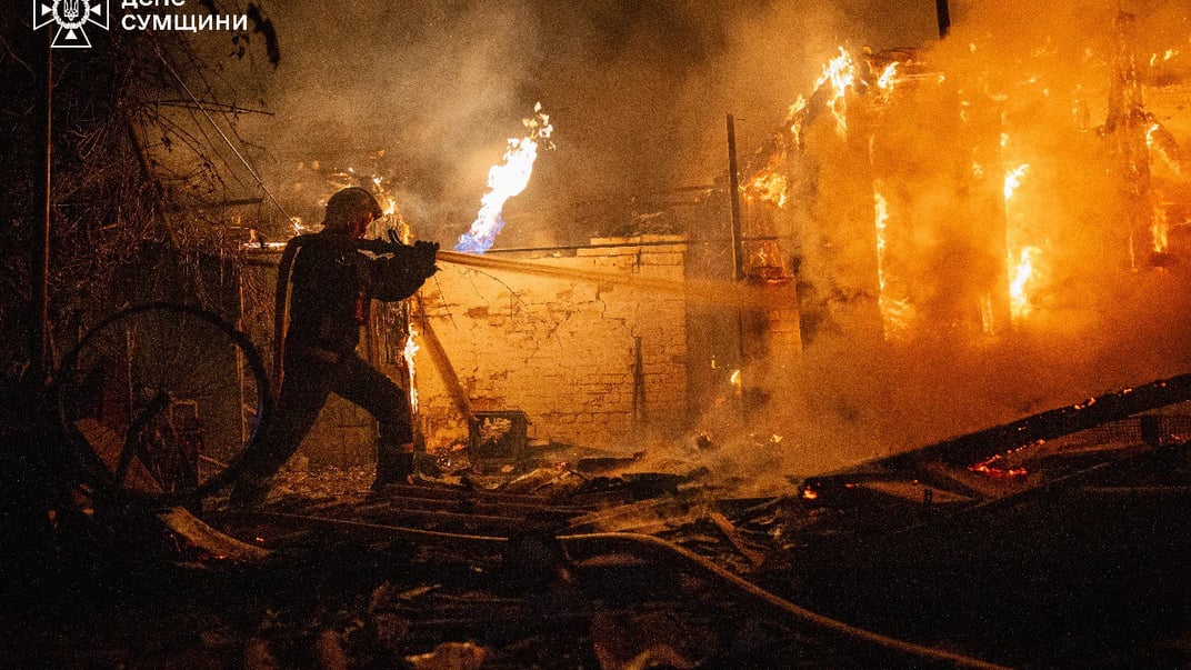 Спасатели тушат пожар после российских обстрелов в Сумской области, 25 августа 2025 года
