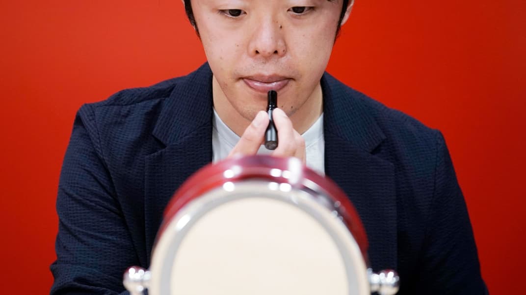 Помічник бренд-менеджера Shiseido Нарухіко Іто демонструє новий бальзам для губ бренду для чоловіків у Токіо, 15 квітня 2021 року