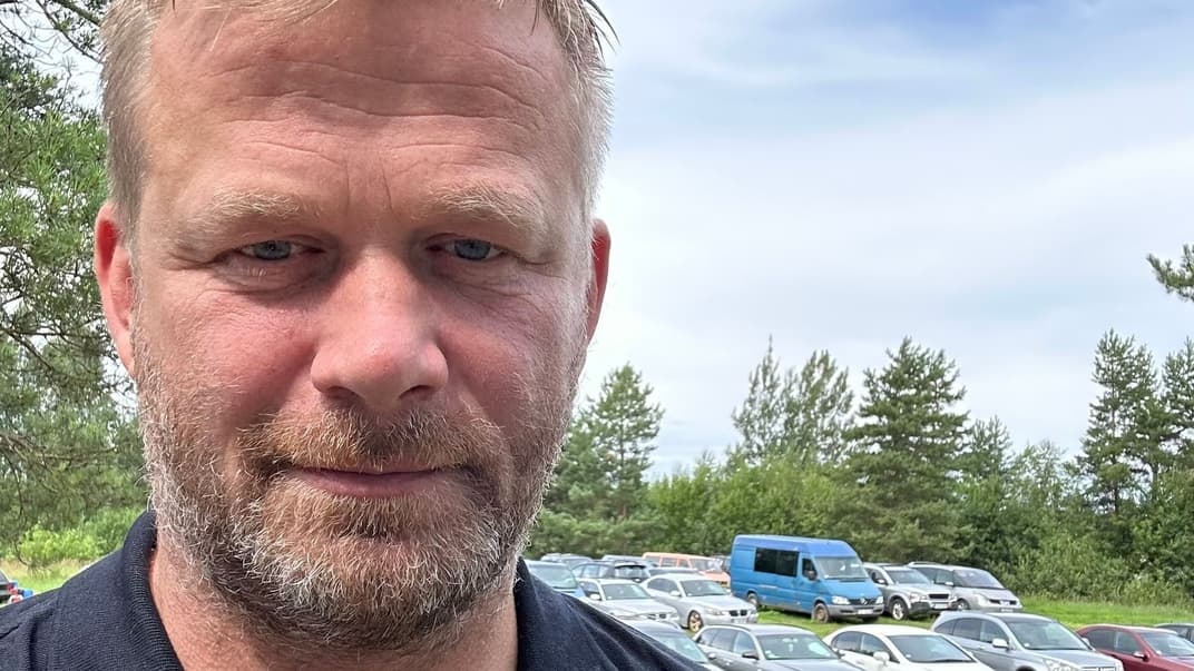 Рейніс Позняк є керівником організації, яка допомагає доставляти до України конфісковані в Латвії автівки