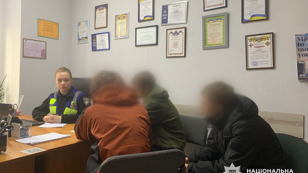 Поліція спілкується з дітьми, які напали на представника єврейської громади