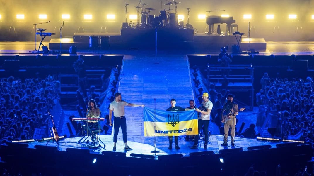 Сашко разом з учасниками Imagine Dragons розгорнули прапор України на концерті у Варшаві