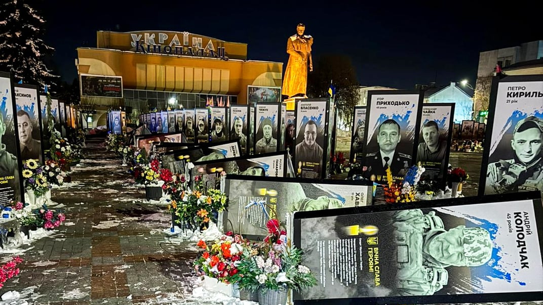 Портрети загиблих захисників, встановлені на майдані Незалежності в Рівному