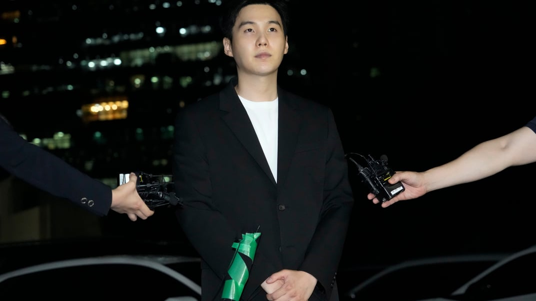 Участник K-pop-группы BTS Шуга прибыл на допрос в полицейский участок Йонсана в Сеуле в связи с обвинением в вождении электроскутера в нетрезвом состоянии, Южная Корея, 23 августа 2024 года