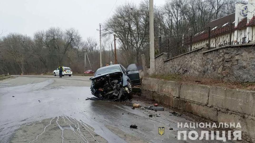 У Полтаві водій автомобіля Volkswagen Passat влетів у бетонний відбійник, 8 березня 2020 року