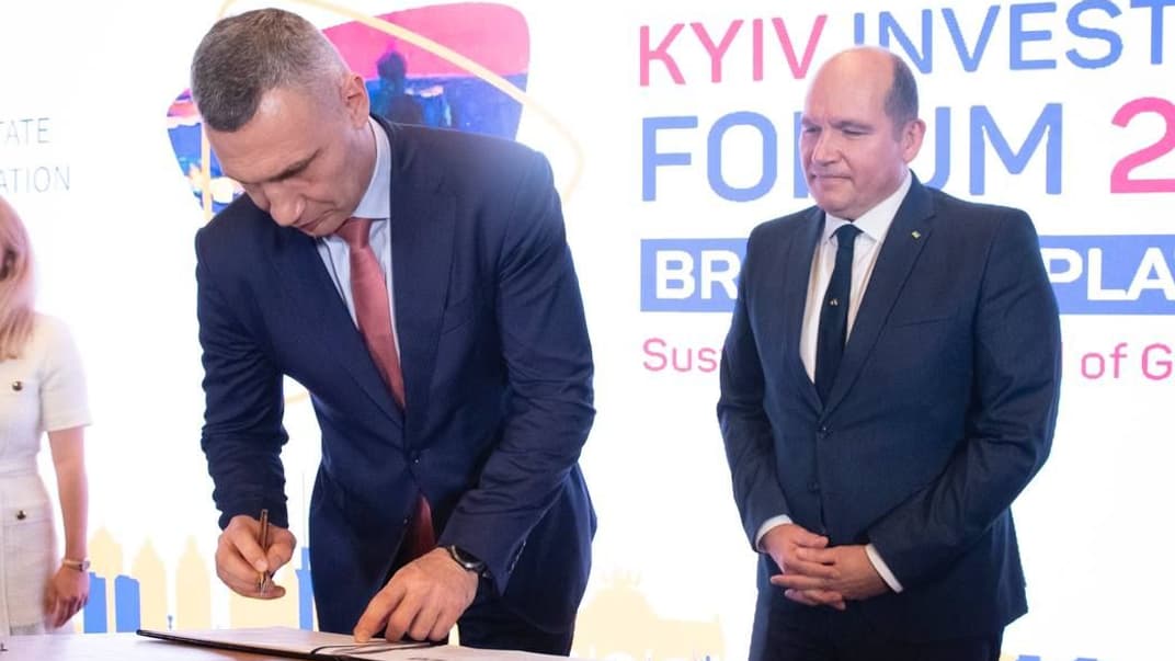 Мэр Киева Виталий Кличко со своим брюссельским коллегой Филиппом Клозом подписывают договор о сотрудничестве городов