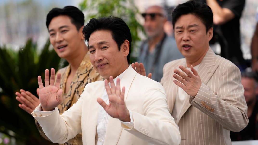 Лі Сон Ґюн (попереду) з іншими акторами позує для фотографів на 76-му міжнародному кінофестивалі, Канни, 22 травня 2023 року