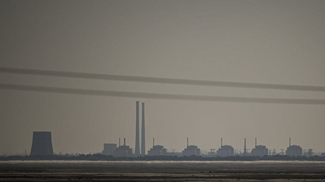 Краєвид на Запорізьку АЕС з Нікополя, що за 7 кілометрів від станції у Дніпропетровській області