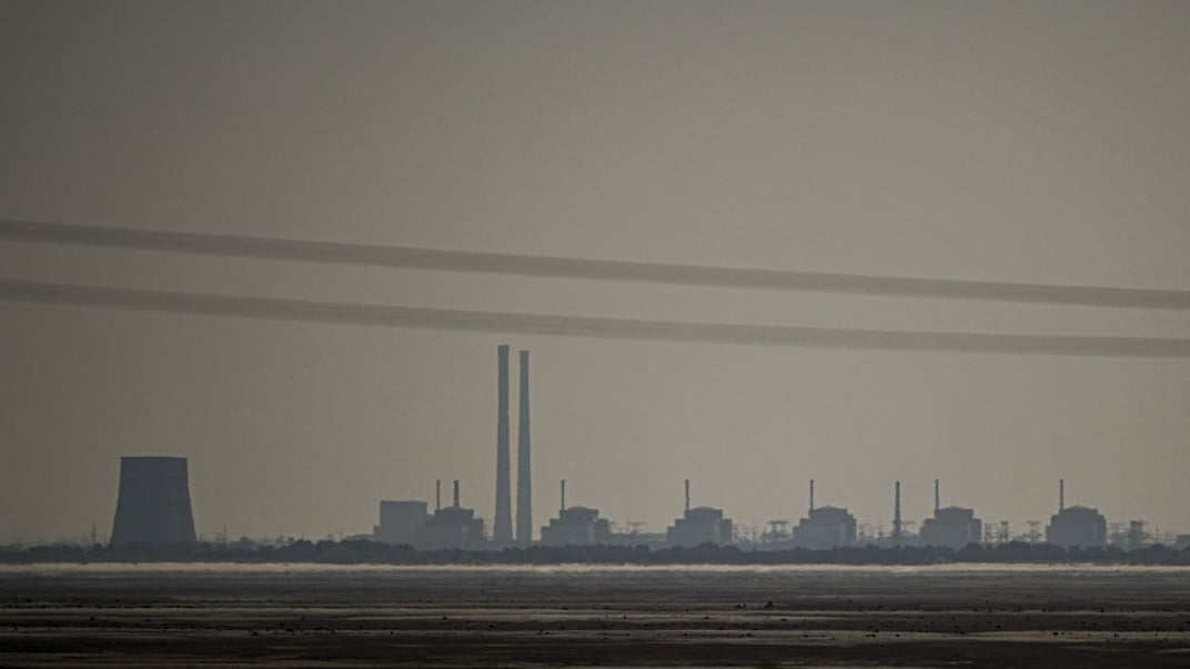 Краєвид на Запорізьку АЕС з Нікополя, що за 7 кілометрів від станції у Дніпропетровській області