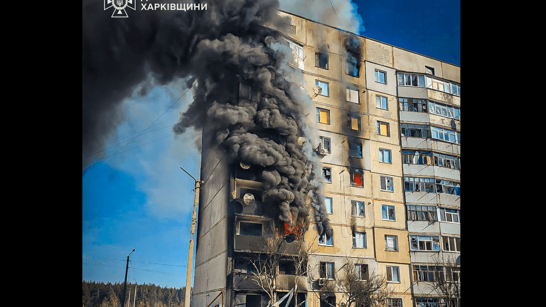 В поселке Ковшаровка в результате обстрела загорелось 9-этажное жилое здание