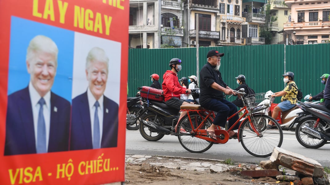 Чоловік проїжджає на велосипеді повз рекламний стенд із зображенням президента США Дональда Трампа в Ханої, 24 листопада 2020 року