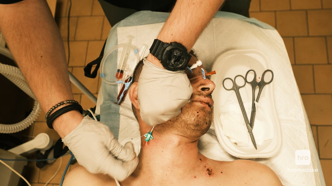 Медицинская помощь раненому бойцу в стабпункте на Харьковском направлении