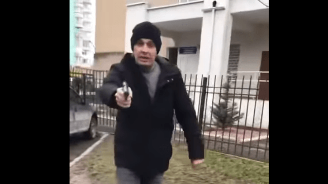Чоловіка, який погрожував військовим ТЦК пістолетом, відправили під варту