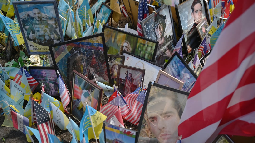 Портрети загиблих американських добровольців та прапори США серед українських стягів та фото на імпровізованому меморіалі полеглим у боях за Україну на майдані Незалежності у Києві