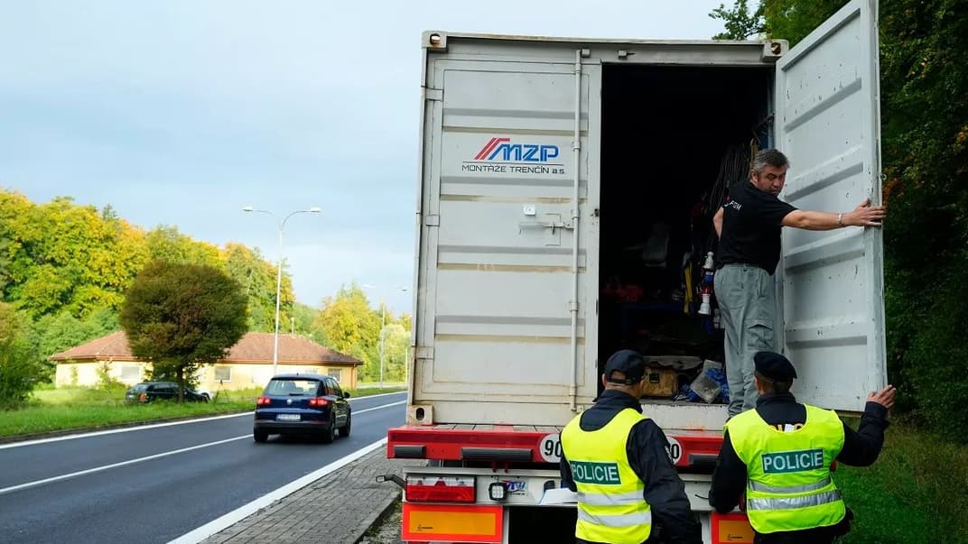 Чешские полицейские проверяют грузовик на границе со Словакией в Старом Грозенкове, 29 сентября 2022 года, с целью противодействия нелегальной миграции. Иллюстративное фото