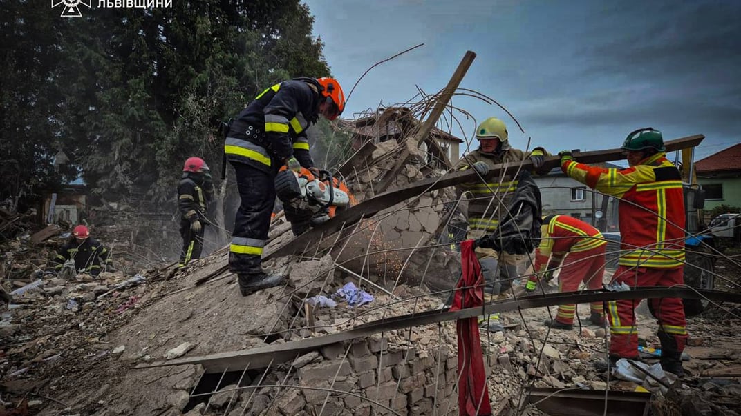 Рятувальники на місці російського удару під Львовом, куди, за даними Reuters, могла вдарити ракета 9М729 Рятувальники на місці російського удару під Львовом, куди, за даними Reuters, могла вдарити ракета 9М729
