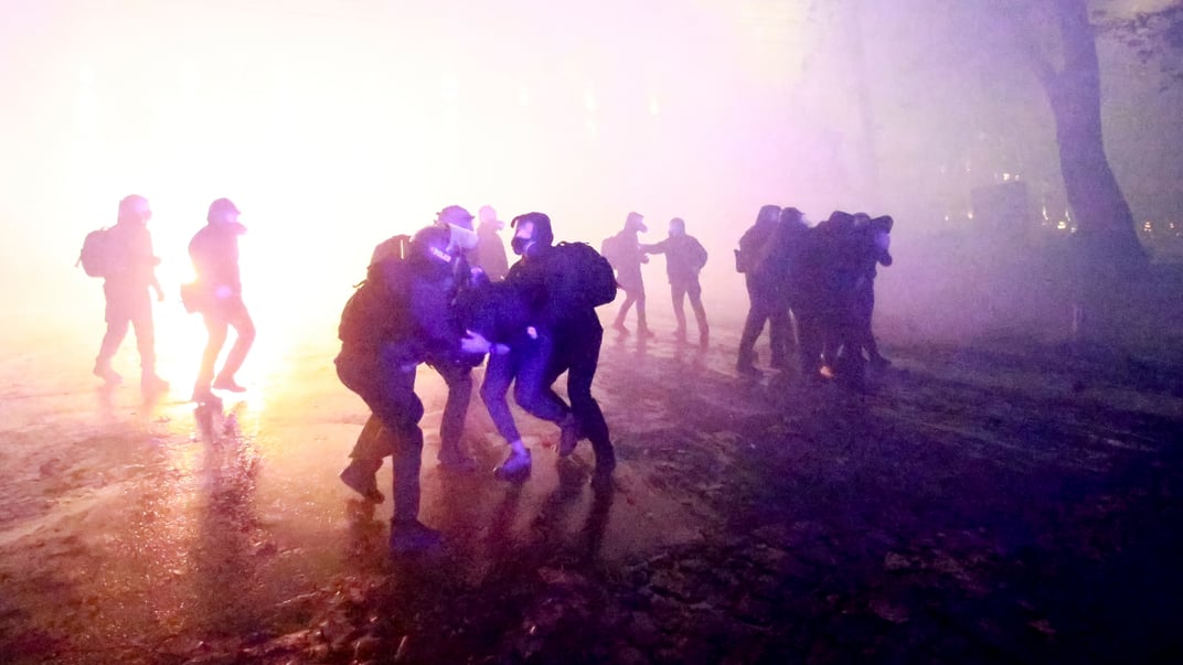 Полицейские разгоняют протесты в Тбилиси, столице Грузии, 29 ноября 2024 года
