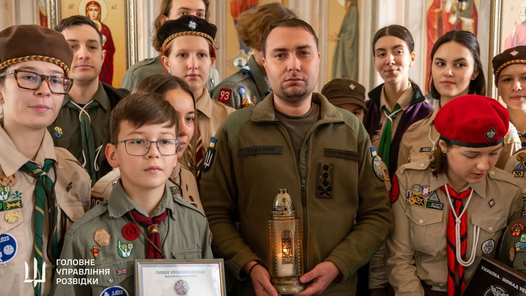 Українські пластуни передали Кирилу Буданову вогонь з Вифлеєма