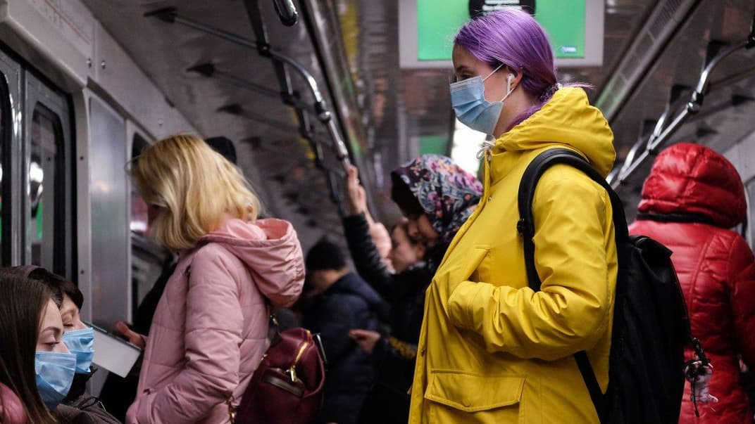 Пассажиры в защитных масках для лица в вагоне киевского метро, 17 марта 2020 года