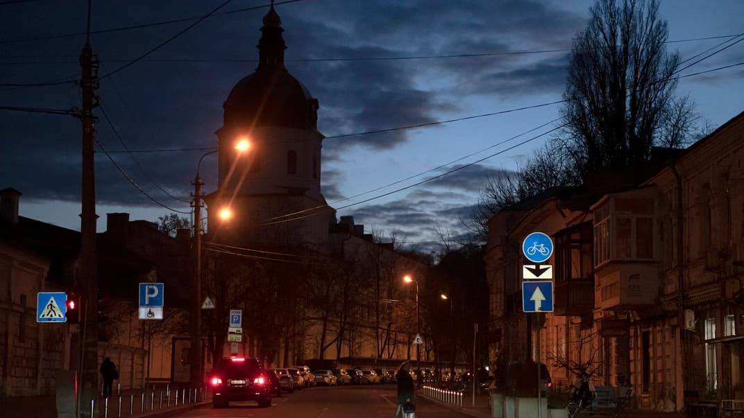 Жінка переходить дорогу під час вимкнення світла в Києві, 11 листопада 2022 року