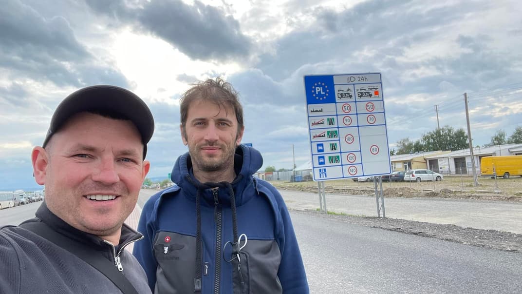 Волонтери Святослав Літинський та Назарій Островський